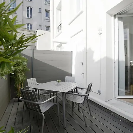 In A Designer With Private Terrace Lägenhet
