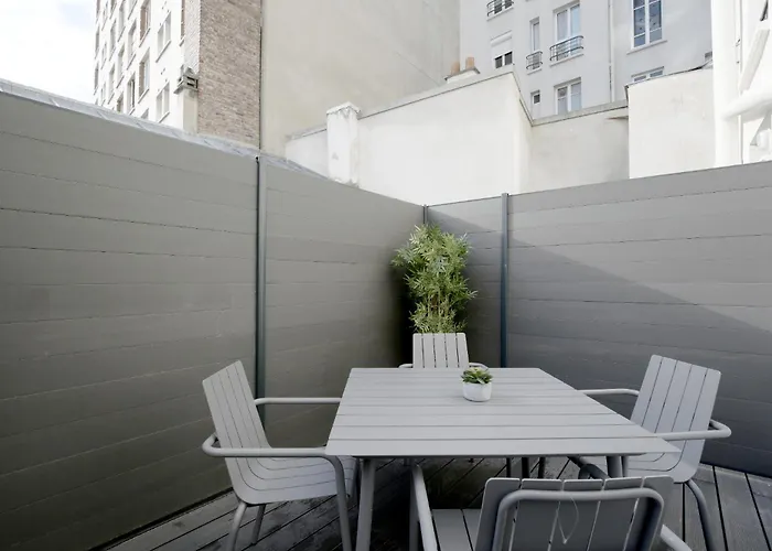 In A Designer With Private Terrace Lägenhet Paris